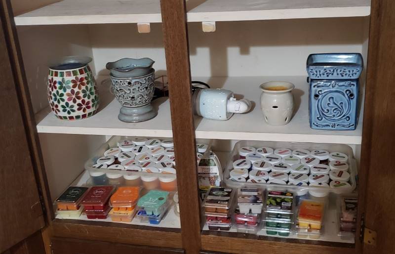 lot 1628 image: Lot of Scentsy Waxes and Warmers - warmers work