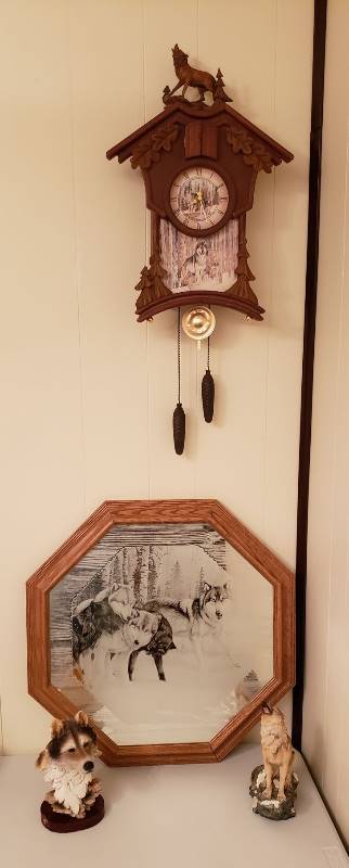 lot 1639 image: Lot of (4) Wolf Decor Items
