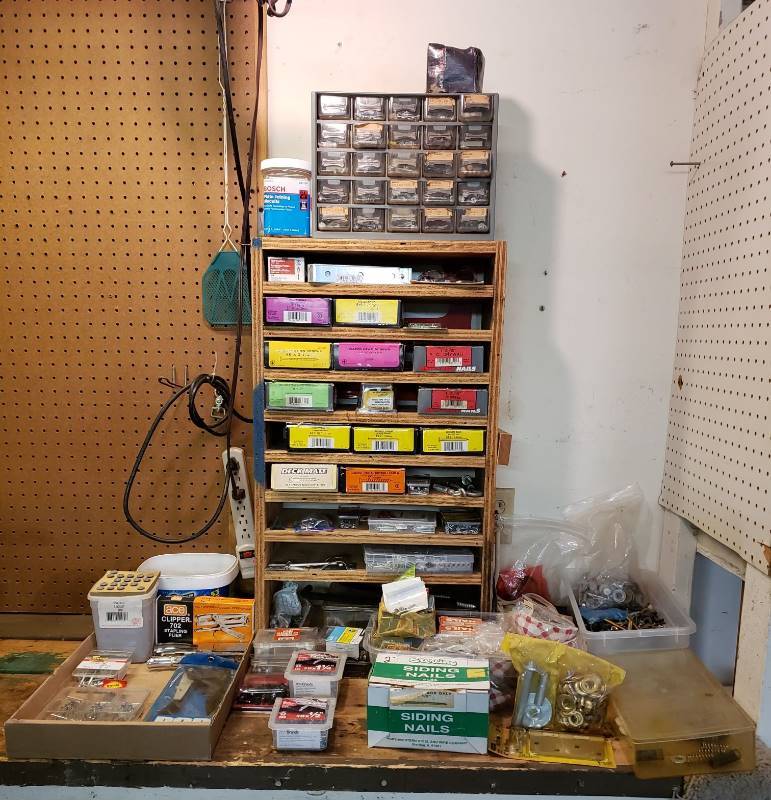 lot 1647 image: Large Lot of Screws, Nails, Rivets, NutBolts and Staples