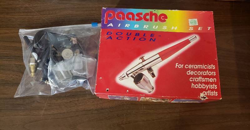 lot 1660 image: Lot of (2) Airbrush Guns