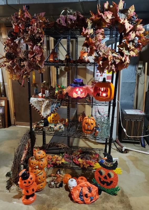 lot 1677 image: Lot of Fall Decor