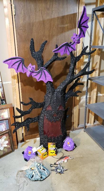 lot 1678 image: Lot of Halloween Decor