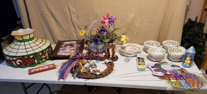 lot 1682 image: Lot of Home Decor