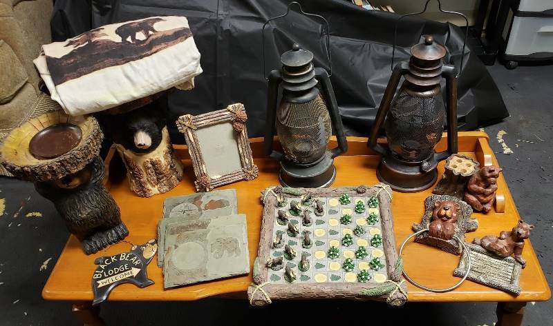 lot 1686 image: Lot of Bear and Rustic Home Decor