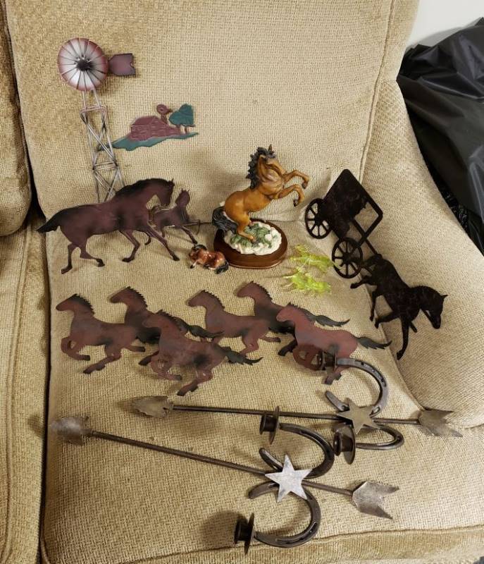 lot 1688 image: Lot of Horse Decor