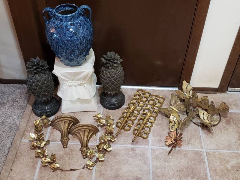 lot 1690 image: Lot of Home Decor