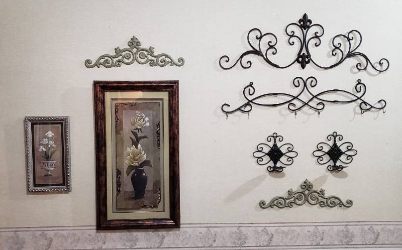 lot 1692 image: Lot of Home Decor