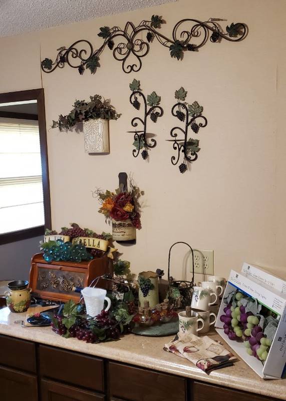 lot 1693 image: Lot of Grapes and Wine Decor - Wall Items, Kitchen Items, and Other Areas of the House
