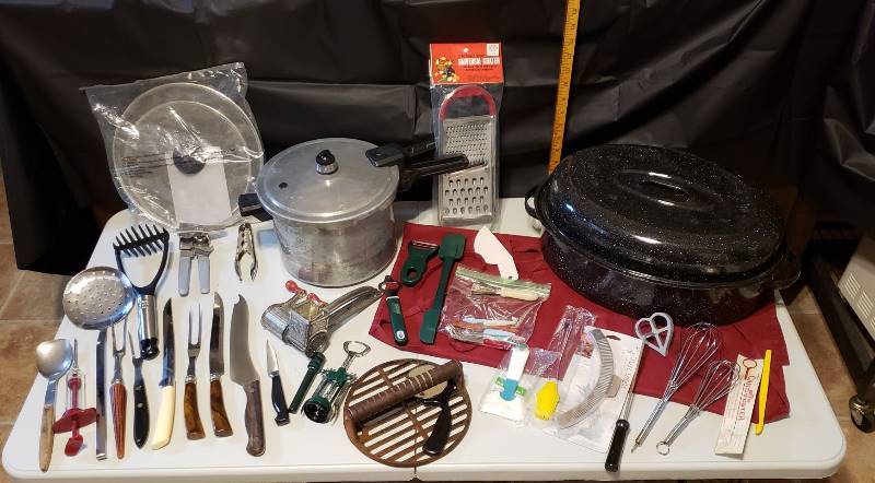 lot 1701 image: Lot of Kitchen Wares and Utensils  Accessories