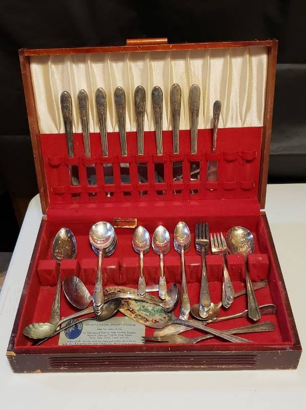 lot 1702 image: 60 pc. Set of W.M. Rogers International Silver Silver plated Flatware with Box