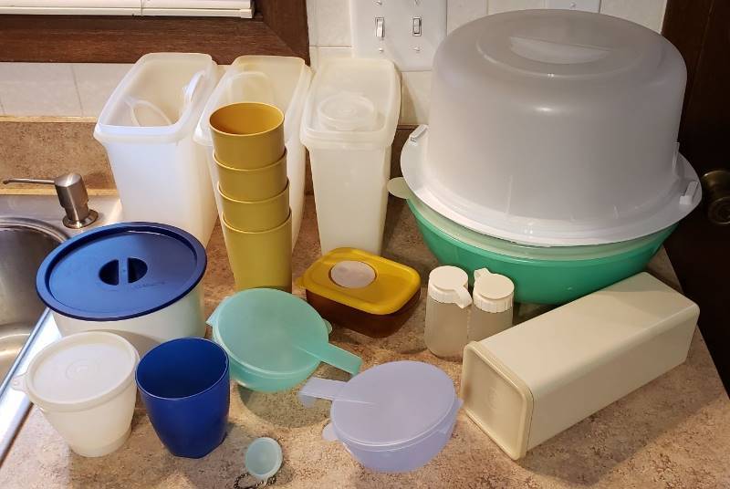lot 1704 image: Lot of Tupperware Containers