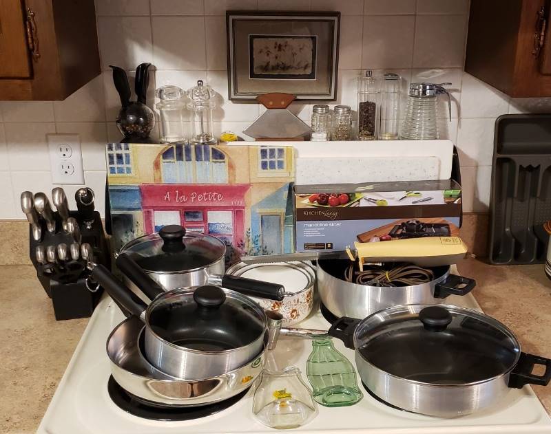 lot 1709 image: Lot of Pots Pans, SaltPepper Shakers, Cutting Boards, Spoon Rests, Set of Knives in Block, and other wares - Stove NOT included