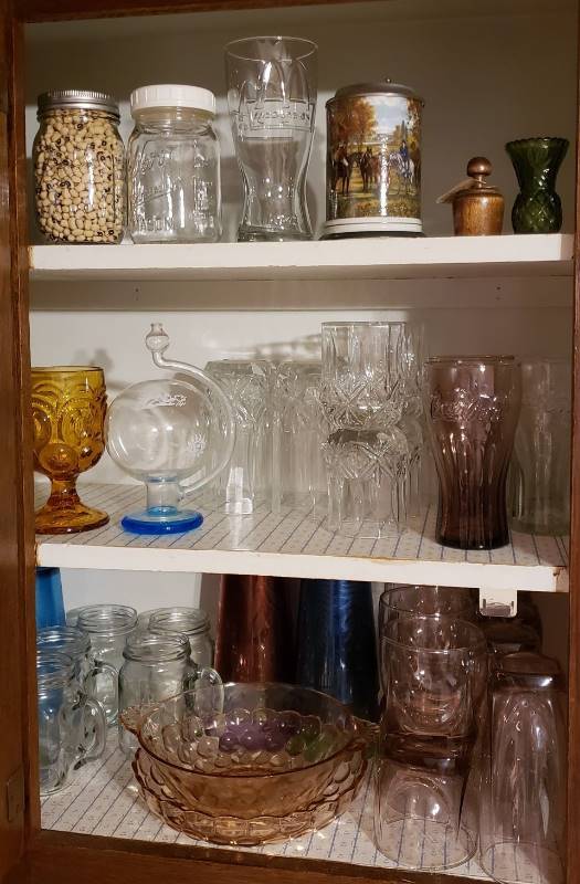 lot 1711 image: Contents of Upper Kitchen Cabinet