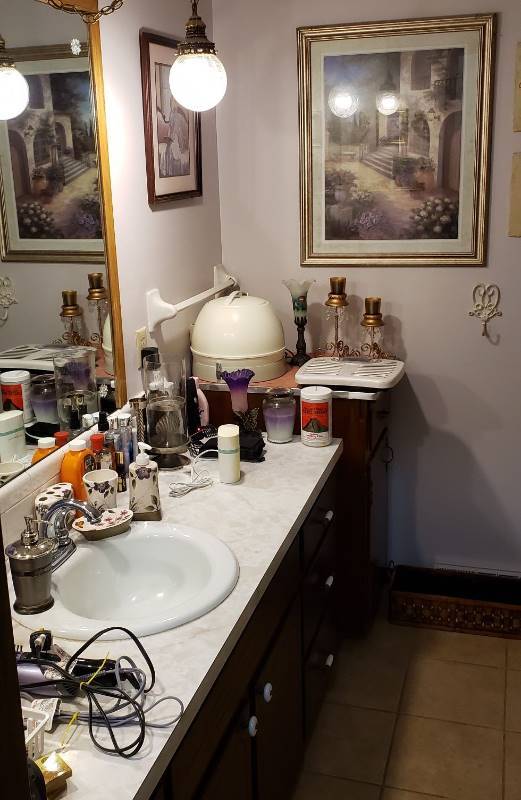 lot 1716 image: Contents of Main Bathroom - does NOT included Pink Topped Wood Cabinet