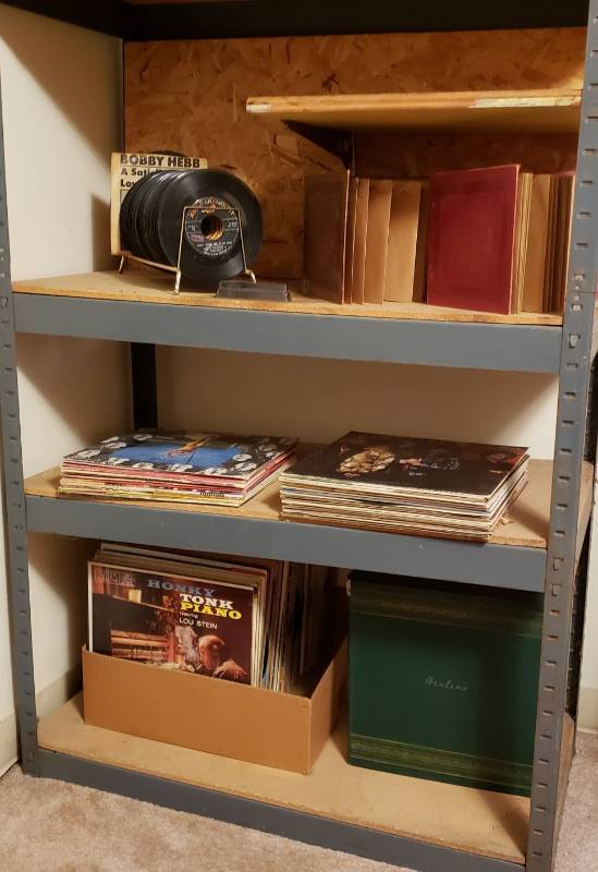 lot 1722 image: Lot of Vinyl Albums and 45s - Various Artists
