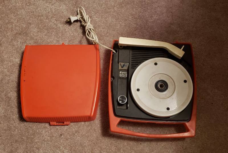 lot 1723 image: VF 4 Speed Solid State 45 & 78 Portable Turntable - Power On and Turns