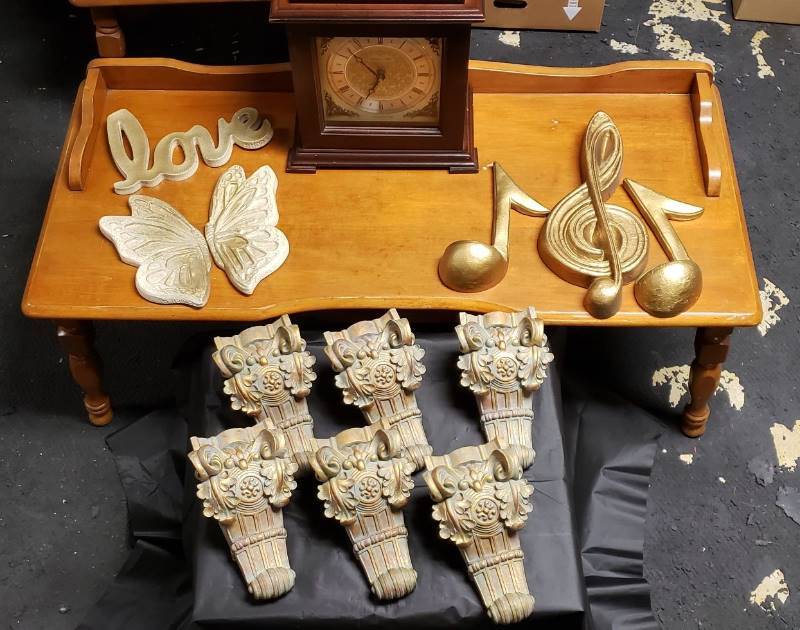 lot 1733 image: Lot of Home Decor and Sterling & Noble Battery operated clock