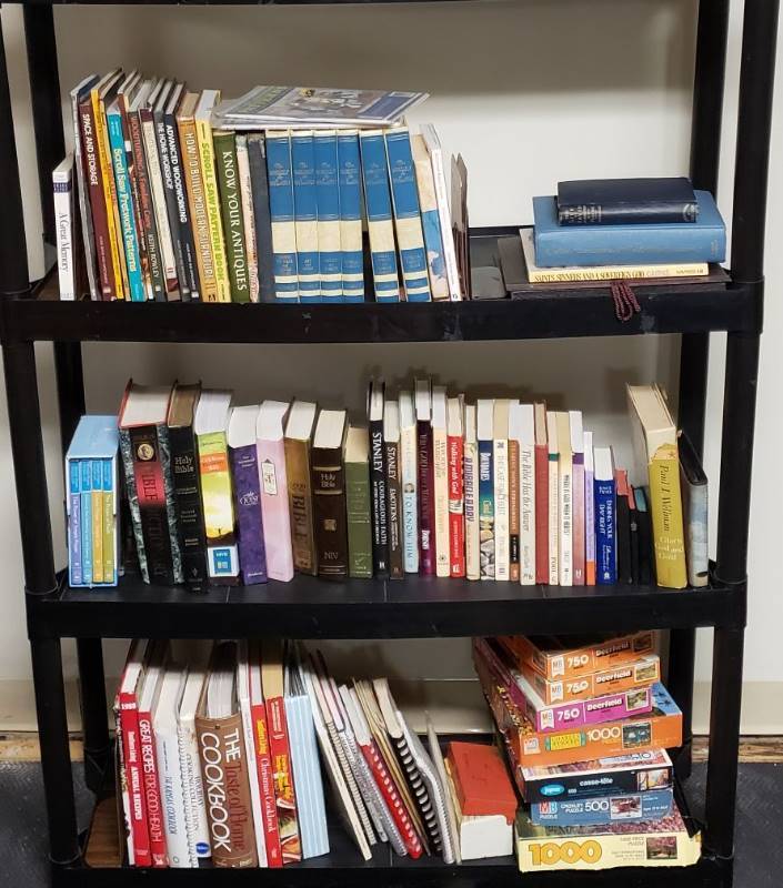 lot 1741 image: Lot of Books and Puzzles