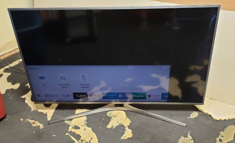 lot 1748 image: Samsung 49 Inch Led 4k TV Screen Damage TV has fallen and hit the Corner
