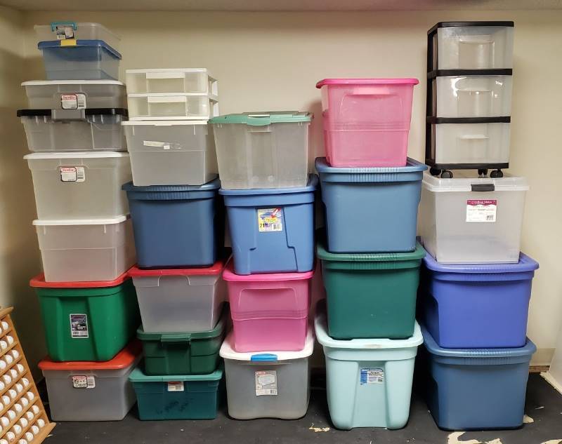 lot 1749 image: Large Lot of Totes