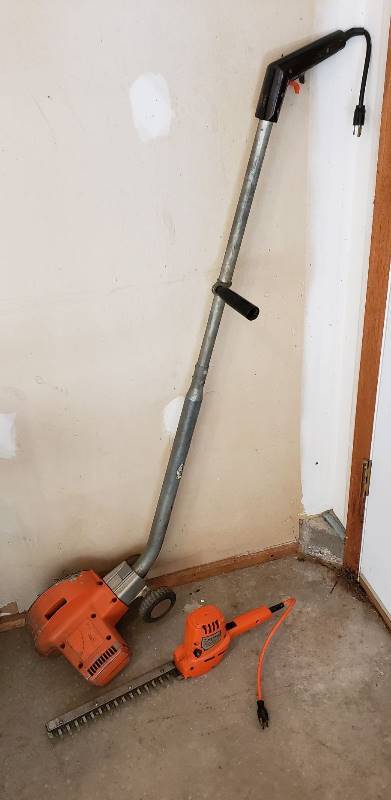 lot 3040 image: Lot of Black & Decker Electric Edger and Trimmer - both work