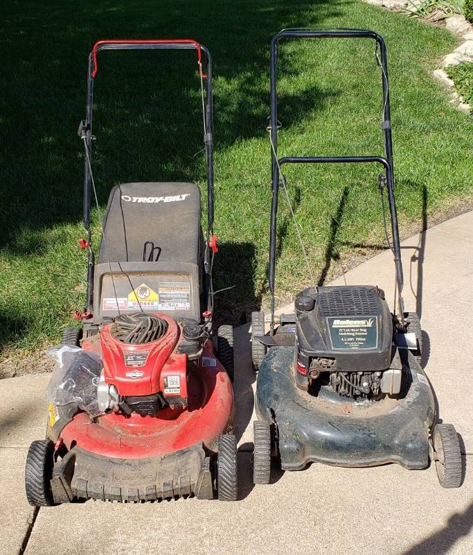 lot 3041 image: Lot of 2 Push Mowers - 21in. Bolens & 21in. Troy Bilt wbag - unable to start  use for parts