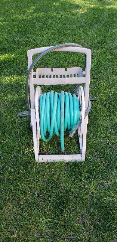 lot 3053 image: Better Homes & Gardens Hose Reel with Hose