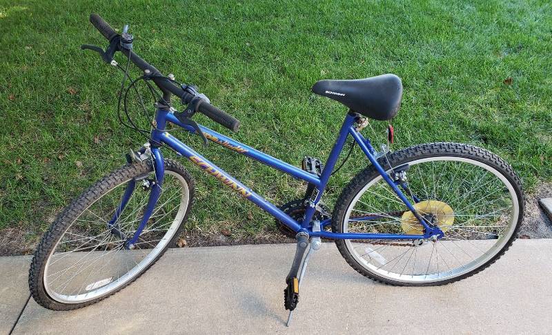 lot 3059 image: Schwinn Sidewinder Ladies 18 speed Bike - flat tires