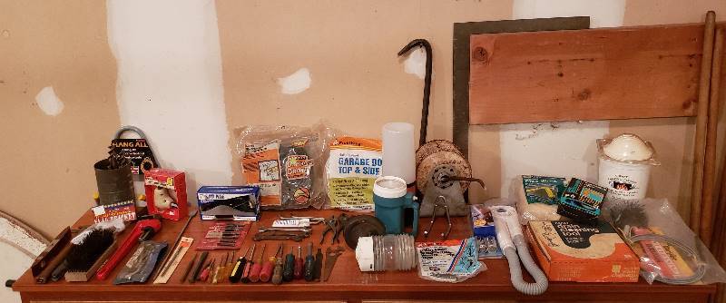 lot 3064 image: Lot of Hand Tools and Home Maintenance Items
