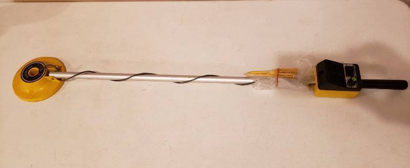 lot 3066 image: Metal Detector - Treasure Sensor 1000 - powers on