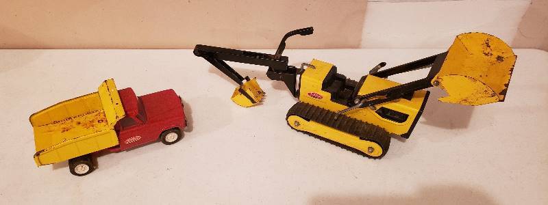 lot 3068 image: Vintage TONKA T-6 Backhoe, Trencher, Crawler, Loader, Dozer (Pressed Steel -Rubber tracks) and Tonka Pickup Dump Truck