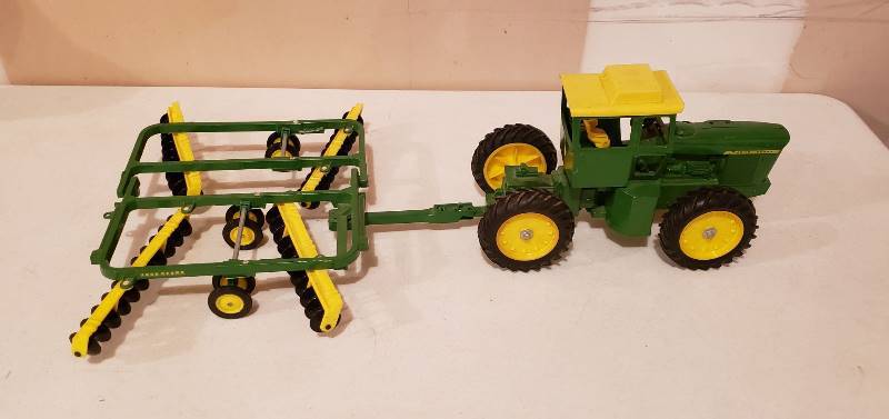 lot 3070 image: Vintage Die Cast John Deere Tractor (13  long) with Disc Implement
