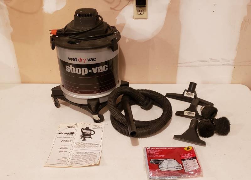 lot 3079 image: Shop-Vac wet dry vac with Attachments - 18  tall - works