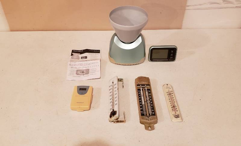 lot 3080 image: Lot of Thermometers and a Wireless Rain Gauge