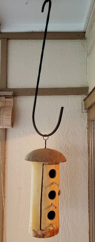 lot 3097 image: Lot of Hanging Decor and White Plaster Hollow Column in Patio Area