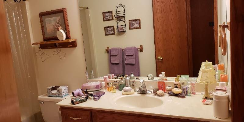 lot 3104 image: Contents of Hall Bathroom - various items