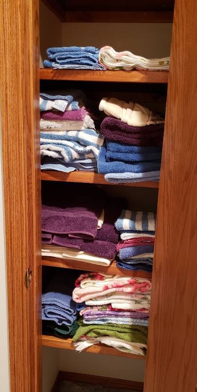 lot 3105 image: Lot of Towels in Hallway Closet
