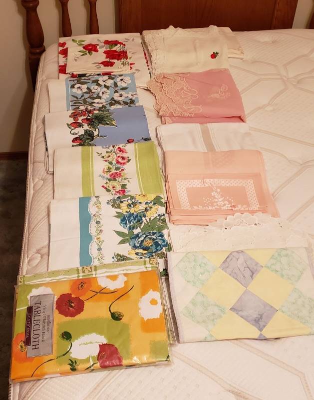lot 3106 image: Lot of Vintage Tablecloths