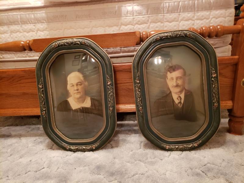 lot 3112 image: Lot of (2) Antique Wood Convex Glass Ornate Bubble Picture Frame Portrait
