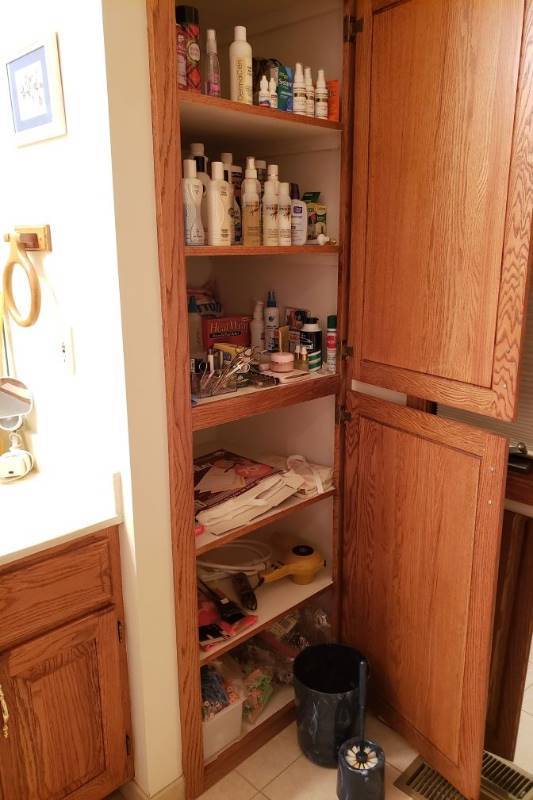 lot 3114 image: Contents of Bathroom Counter Top and Inside Cabinets