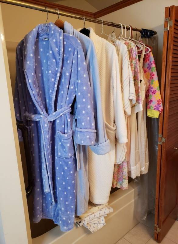 lot 3115 image: Lot of Bathroom Robes & Nightgowns - Large