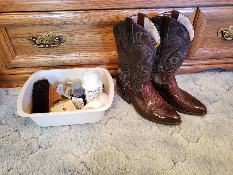 lot 3120 image: Lot of Size 8 Mens Laredo Boots with Accessories