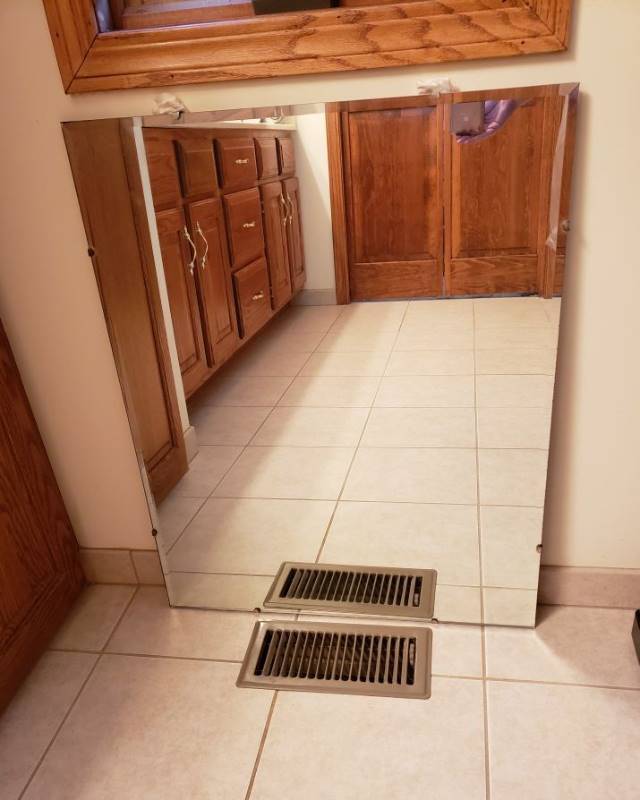 lot 3130 image: Beveled Mirror 24 x 30
