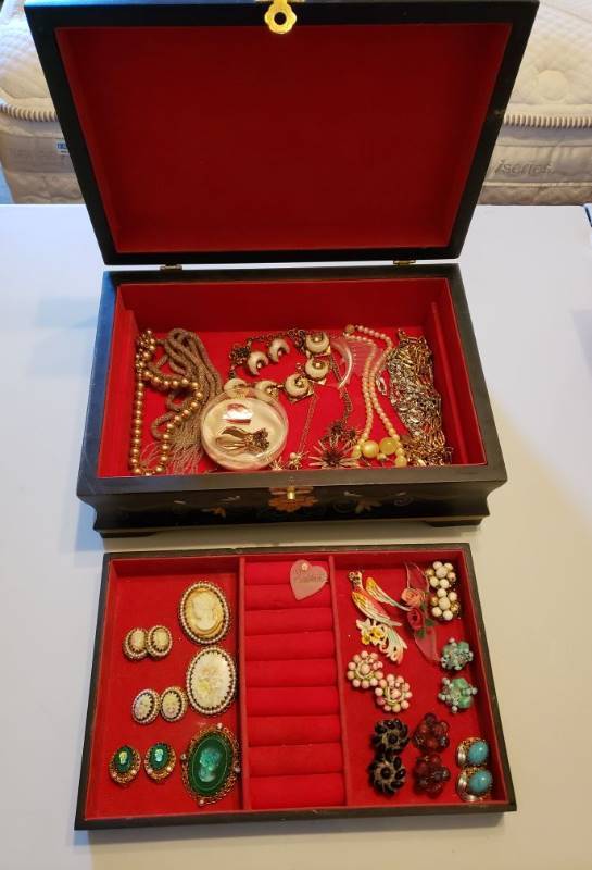 lot 3131 image: Hand Painted Jewelry Box with Vintage Jewelry