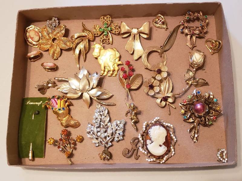 lot 3137 image: Lot of Brooches - some vintage  some new