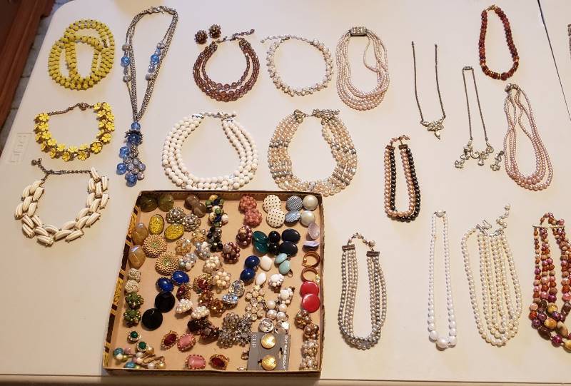 lot 3141 image: Large Lot of Vintage Jewelry