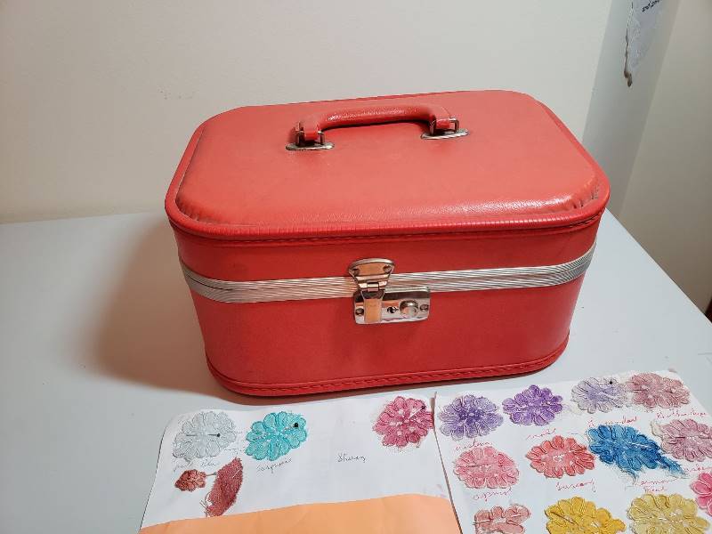 lot 3154 image: Vintage Traincase with Oz-eCraft Dye Set
