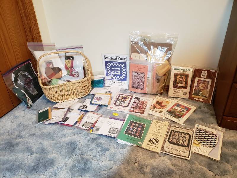 lot 3166 image: Lot of Quilt Patterns and (1) Kansas Confetti Quilt Kit