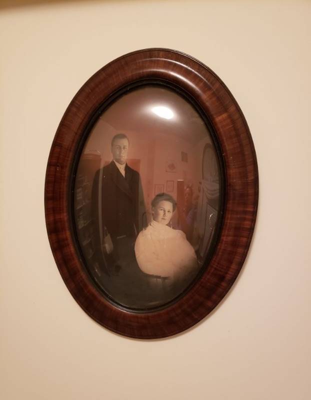 lot 3167 image: Antique Convex Framed Portrait 19  x 25
