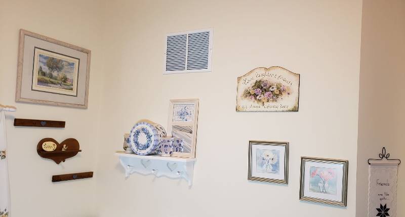 lot 3168 image: Lot of Wall Decor